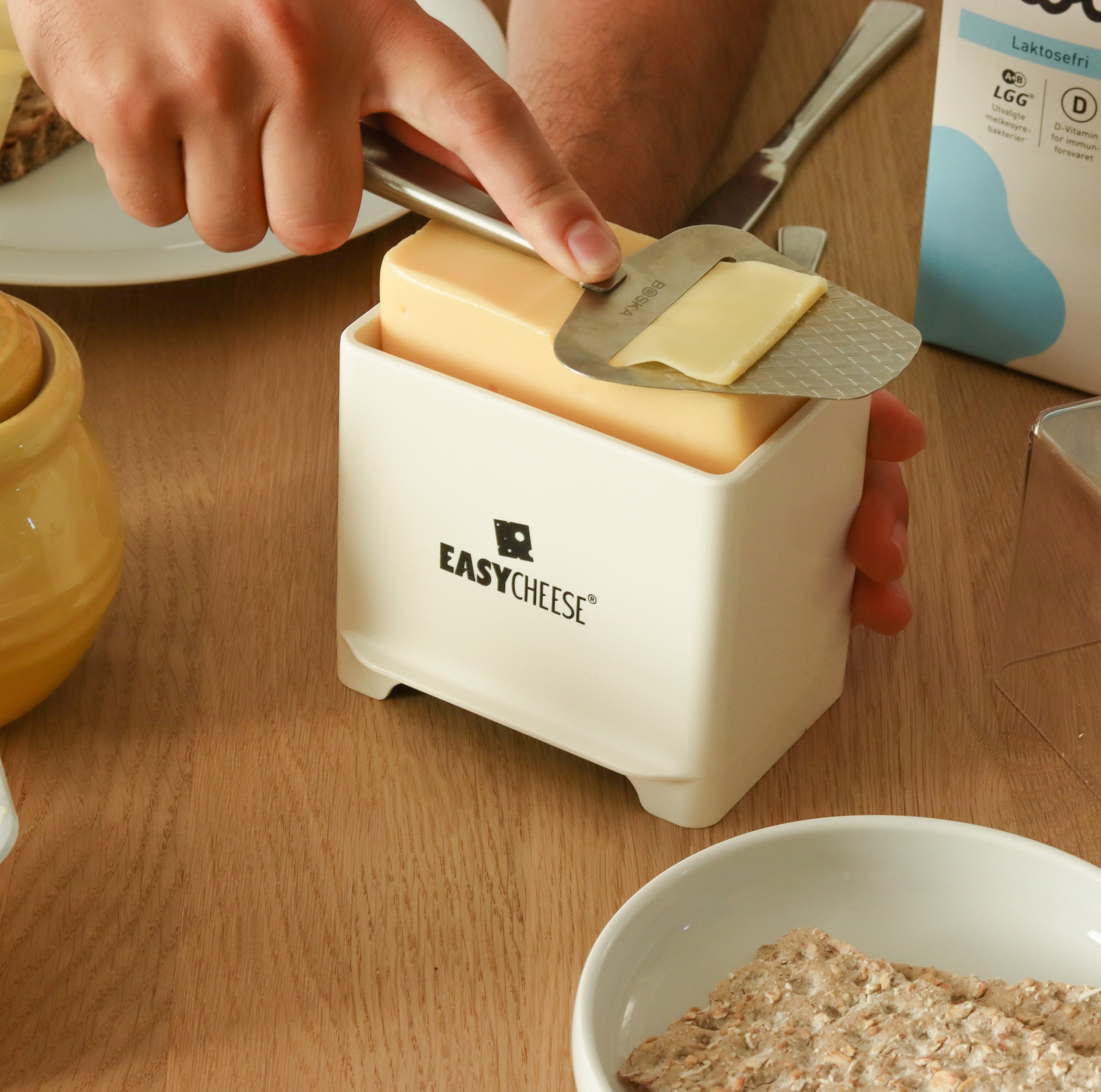 easycheese_osteklokke_original_hvit_paa_frokostbord_med_monaco_ostehovel